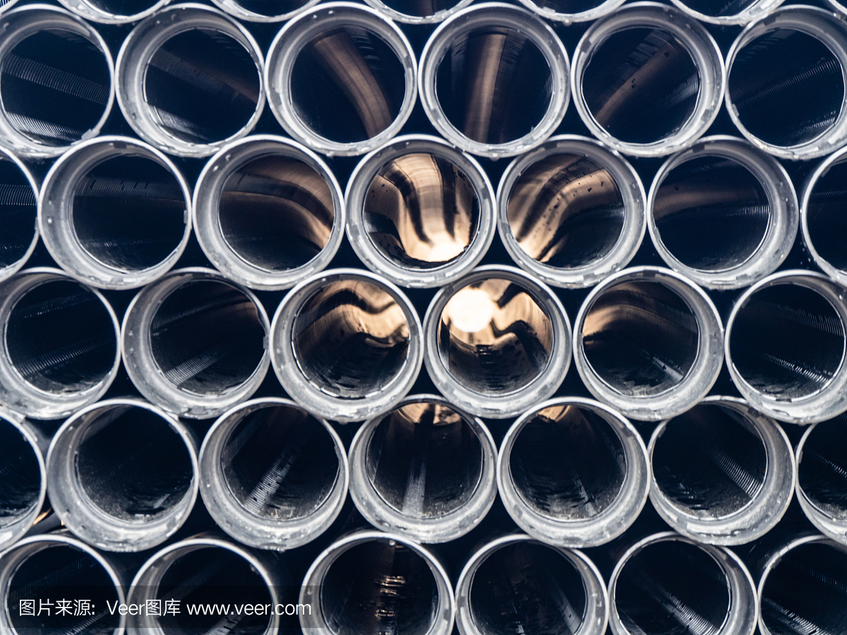 各種直徑的黑色塑料管排成一排